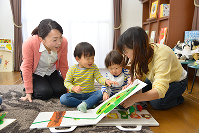 子どもたちはおはなしが大好き(ラボ・パーティにて)